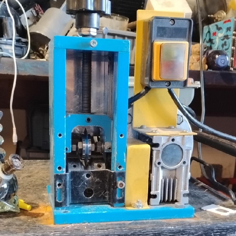 Blue and Yellow Wire Stripping Machine